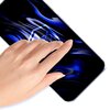 Na zdjęciu widoczny jest smartfon z niebiesko-czarnym, abstrakcyjnym wzorem na ekranie, na którym spoczywa dłoń. Ekran telefonu jest częściowo zasłonięty przez palce, a na wyświetlaczu znajduje się biały symbol domu.