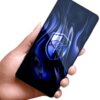 Na zdjęciu widoczny jest telefon trzymany w dłoni, z wyświetlaczem pokrytym niebieskim wzorem przypominającym fale, na którym znajduje się symbol tarczy z okiem. Produkt to "Szkło prywatyzujące 3MK Hardy Privzone do Samsung Galaxy S25 Edge (2 szt.)".