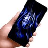 Na zdjęciu widoczny jest telefon trzymany w dłoni, na którego ekranie znajduje się niebieski wzór z symbolem tarczy i okiem. Produkt to "Szkło prywatyzujące 3MK Hardy Privzone do Samsung Galaxy S24 Plus/S25 Plus".