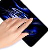 Na zdjęciu widoczny jest smartfon z ciemnym, falistym wzorem na ekranie, na którym znajduje się symbol domu. Dłoń dotyka ekranu urządzenia.