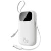 Biały powerbank z wyświetlaczem pokazującym "99%" oraz oznaczeniem "45W" na obudowie, wyposażony w zintegrowany kabel z dwoma różnymi końcówkami.
