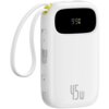 Biały powerbank z wyświetlaczem pokazującym "99%" oraz oznaczeniem "45W" na obudowie. Urządzenie posiada wbudowany kabel i widoczne gniazda ładowania.