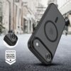 Czarne matowe etui TECH-PROTECT Magmat MagSafe do Apple iPhone 17 jest pokazane na tle miejskiej ulicy, z widocznym okrągłym wzorem na tylnej części. W dolnym rogu znajduje się napis "MIL-STD-810H 516.8 MILITARY GRADE PROTECTION" z ikoną gwiazdy.