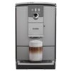 Na zdjęciu znajduje się srebrny ekspres do kawy z wyświetlaczem, na którym widoczne są ikony trzech napojów oraz napis "LATTE MACCHIATO 300 ml". Pod wyświetlaczem znajduje się logo "NIVONA", a poniżej widać szklankę z warstwowym latte macchiato.