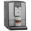 Srebrny ekspres do kawy z wyświetlaczem, na którym widoczne są ikony napojów oraz napis "LATTE MACCHIATO 300 ml". Na ekspresie znajduje się logo "NIVONA", a poniżej widać szklankę z warstwowym latte macchiato.