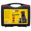 Czarne etui z czerwonymi elementami, na którym znajduje się żółta etykieta z napisem "Excellent PETS PET CLIPPER PLUS" oraz grafikami przedstawiającymi psa i kota. Na etykiecie widnieją również informacje o produkcie w kilku językach oraz ikony symbolizuj