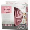 Opakowanie produktu "Miska dla psa i kota EAT SLOW LIVE LONGER Tumble Feeder Czarno-różowy" z widocznym różowym wnętrzem miski i grafiką psa. Na opakowaniu znajdują się napisy: "EAT SLOW LIVE LONGER", "TUMBLE & FEED", oraz ikony z opisami: "FUN", "ANTI SL