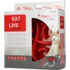 Opakowanie produktu "Miska dla psa i kota EAT SLOW LIVE LONGER Tumble Feeder Czarno-czerwony" z widocznym czerwonym wnętrzem miski oraz grafiką psa. Na opakowaniu znajdują się napisy: "EAT SLOW LIVE LONGER", "TUMBLE & FEED", "ANTI SLIP", "SUPPORTS INTESTI