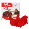 Czerwony wkład do miski o nieregularnym kształcie znajduje się przed opakowaniem z napisem "EAT SLOW LIVE LONGER" oraz zdjęciem psa i miski z karmą. Na opakowaniu widoczne są także małe serduszka w kolorach czerwonym i szarym.