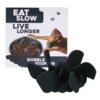 Na zdjęciu znajduje się szary wkład do miski z napisem "EAT SLOW LIVE LONGER GOBBLE STOPPER" oraz ilustracja psa i miski z karmą. Produkt ma kształt przypominający wirnik z kilkoma zakrzywionymi płatkami.
