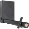 Na zdjęciu widoczny jest czarny soundbar z okrągłym głośnikiem na jednym końcu oraz prostokątny subwoofer z okrągłym otworem z boku. Obok soundbara znajduje się czarny pilot z kilkoma przyciskami, w tym przyciskiem z czerwoną kropką na górze.