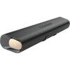 Czarny soundbar o opływowym kształcie z widocznym panelem sterowania na górze, zawierającym przyciski i oznaczenia. Na bocznej stronie znajduje się złoty element z logo w kształcie trójkąta.