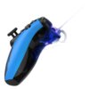 Czarno-niebieski kontroler do gier z widocznymi przyciskami i drążkiem analogowym, z którego wydobywają się niebieskie błyskawice. Produkt to "Kontroler YAXO Hornet Fury Elite Czarno-niebieski".