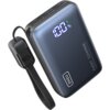 Na zdjęciu znajduje się niebieski powerbank z wyświetlaczem pokazującym "00%" oraz napisem "FAST CHARGE POWER BANK DESIGNED BY INIU". Obok powerbanka widoczny jest czarny pasek z oznaczeniem "60W".
