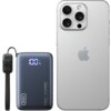 Na zdjęciu znajduje się niebieski powerbank z wyświetlaczem pokazującym "100%" oraz napisami "INIU" i "FAST CHARGE POWERBANK DESIGNED BY INIU", obok którego leży smartfon z trzema obiektywami aparatu i logo w kształcie nadgryzionego jabłka. Obok powerbank