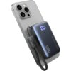 Na zdjęciu znajduje się niebieski powerbank z wyświetlaczem pokazującym "00%", przymocowany do smartfona. Na obudowie powerbanku widoczny jest napis "FAST CHARGE" oraz logo "INIU".