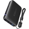 Czarny powerbank z widocznym napisem "Designed by INIU" oraz wyświetlaczem pokazującym poziom naładowania. Obok urządzenia znajduje się kabel z końcówką USB-C.