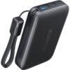 Czarny powerbank z trzema portami USB, w tym jednym oznaczonym jako "out" i dwoma jako "in/out", oraz z dołączonym czarnym paskiem z napisem "Cable". Na obudowie widoczny jest napis "Designed by INIU".