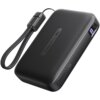 Czarny powerbank z wyświetlaczem cyfrowym pokazującym poziom naładowania, z napisem "Designed by INIU" oraz oznaczeniem "20000mAh" na obudowie. Do urządzenia przymocowany jest czarny pasek z napisem "Super Cable".