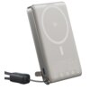 Na zdjęciu znajduje się tytanowy powerbank z zaokrąglonymi krawędziami, na którego powierzchni widoczny jest symbol ładowania bezprzewodowego "qi2". Na dolnej części urządzenia znajduje się port USB oznaczony jako "IN/OUT" oraz drobny tekst z informacjami