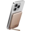 Na zdjęciu widoczny jest beżowy powerbank indukcyjny przymocowany do tylnej części smartfona. Na powerbanku znajduje się napis "Designed by INIU" oraz wyświetlacz pokazujący "100%".