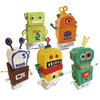 Na zdjęciu znajduje się pięć kolorowych figurek robotów wykonanych z materiału przypominającego plastelinę, każda z unikalnymi detalami i kolorami. Figury mają różne kształty i elementy, takie jak antenki, oczy i usta, a każda z nich stoi na białej podsta