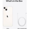 Na zdjęciu widoczny jest biały smartfon z logo w kształcie nadgryzionego jabłka oraz biały kabel USB-C do Lightning. Nad nimi znajduje się napis "What's in the Box", a poniżej odpowiednio "iPhone" i "USB-C to Lightning Cable".