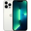 Srebrny smartfon z trzema aparatami z tyłu i wyświetlaczem pokazującym abstrakcyjny wzór w odcieniach zieleni i niebieskiego. Na obudowie widoczne jest logo w kształcie nadgryzionego jabłka.