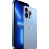 Na zdjęciu widoczny jest błękitny smartfon z trzema aparatami i logo w kształcie nadgryzionego jabłka. Ekran urządzenia wyświetla niebieską grafikę z jasnymi liniami.