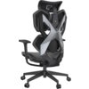 Czarny fotel gamingowy z wyraźnie zaznaczonym ergonomicznym oparciem i zagłówkiem, posiada nowoczesny design z elementami przypominającymi karbon. Na zagłówku widoczne jest logo producenta.