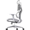 Na zdjęciu widoczny jest szary fotel biurowy z ergonomicznym oparciem i regulowanym zagłówkiem, umieszczony na pięcioramiennej podstawie z kółkami. Fotel ma nowoczesny design z wyraźnie zaznaczonymi elementami podparcia pleców i siedziskiem o gładkiej pow