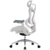 Na zdjęciu widoczny jest biały fotel gamingowy z ergonomicznym oparciem i regulowanym zagłówkiem, posiadający metalową podstawę z pięcioma kółkami. Fotel ma szare podłokietniki i siatkowe elementy na oparciu oraz siedzisku.