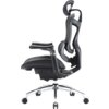 Czarny fotel gamingowy z ergonomicznym oparciem i regulowanymi podłokietnikami, osadzony na metalowej podstawie z pięcioma kółkami. Konstrukcja fotela jest nowoczesna, z wyraźnie zaznaczonym zagłówkiem i podparciem lędźwiowym.