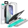 Opakowanie produktu z napisem "ESR Classic Screen Protector" oraz "2X", obok którego znajduje się telefon z nałożonym szkłem hartowanym i narzędziem do aplikacji z widoczną instrukcją na niebieskim pasku z napisem "Pull". W tle widać ekran telefonu z godz