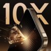 Na zdjęciu widoczny jest fragment telefonu z ciemnym, perforowanym tyłem, na który pada światło odbite od dużego, szlifowanego diamentu. W tle znajduje się napis "10X".