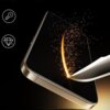 Na zdjęciu widać smartfon z nałożonym szkłem hartowanym, na którego powierzchni znajduje się nóż generujący iskry. W tle widoczne są ikony klucza i diamentu.