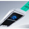 Na zdjęciu widoczny jest telefon w białej ramce z nałożonym szkłem hartowanym, a nad nim znajduje się zielony pasek z tekstem: "Please peel off this mask before application". Na ekranie telefonu widać niebieskie strzałki skierowane w dół.