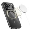 Przezroczysto-czarne etui TECH-PROTECT MagFlex MagSafe do Apple iPhone 17 Pro Max, z widocznym okrągłym wzorem MagSafe, obok którego znajduje się biały, okrągły magnetyczny dysk ładowarki. W tle widoczny jest fragment telefonu z trzema obiektywami aparatu
