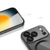 Na zdjęciu widoczne są dwa fragmenty telefonu z przezroczysto-czarnym etui, z zaznaczeniem odległości 0,5 mm od krawędzi ekranu i aparatu. Etui posiada wycięcia na obiektywy aparatu oraz okrągły wzór na tylnej części.