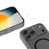 Na zdjęciu widoczne jest czarne, matowe etui na telefon z trzema otworami na aparaty oraz oznaczeniami "0.5mm" wskazującymi na grubość krawędzi. Etui posiada okrągły wzór sugerujący kompatybilność z technologią MagSafe.