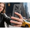 Na zdjęciu widoczne jest czarne matowe etui TECH-PROTECT MagSlim MagSafe na telefon Apple iPhone 17 Pro Max, trzymane w dłoni na tle miejskiego krajobrazu z żółtą taksówką i wysokimi budynkami. Etui ma okrągły wzór na środku oraz wycięcia na aparat i przy