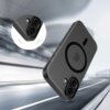 Czarne matowe etui TECH-PROTECT Magslim MagSafe do Apple iPhone 17 jest przedstawione na tle rozmytej drogi, z widocznym okrągłym wzorem MagSafe. W lewym górnym rogu znajduje się powiększenie obiektywu aparatu z dwoma strzałkami wskazującymi ruch.