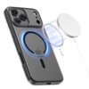 Czarne matowe etui na telefon z widocznym logo w kształcie jabłka oraz okrągłym wzorem wskazującym na funkcję MagSafe, obok którego znajduje się biały, okrągły magnetyczny dysk ładowarki. Etui jest przeznaczone do modelu Apple iPhone 17 Pro.