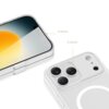 Przezroczysto-matowe etui na telefon z widocznymi trzema aparatami i okrągłym wzorem na tylnej części, z oznaczeniem grubości 0,5 mm. Na ekranie telefonu widoczny jest gradientowy obraz w odcieniach żółci i szarości.