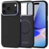 Czarno-srebrne etui z włókna węglowego z okrągłym wzorem MagSafe, przeznaczone do telefonu Apple iPhone 17 Pro, z widocznym logo "TECH PROTECT | DESIGNED BY FD". Obok etui znajduje się telefon z wyświetlaczem pokazującym abstrakcyjny, niebiesko-fioletowy 