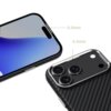 Etui na telefon z widoczną teksturą włókna węglowego, z wycięciami na aparat i ekran, z oznaczeniem "0.5mm" przy krawędziach. Produkt jest czarno-srebrny, przeznaczony do modelu Apple iPhone 17 Pro.