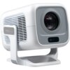 Biały projektor z szarymi akcentami, posiada duży obiektyw i kratkę wentylacyjną z boku. Na uchwycie widoczny jest napis "PROJECTOR".