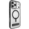 Przezroczyste etui z czarnymi elementami, w tym okręgiem MagSafe i prostokątną podpórką, przeznaczone do telefonu z trzema dużymi obiektywami aparatu. Na etui widoczne są przyciski oraz wycięcia na kamerę i inne elementy telefonu.