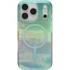 Przezroczyste etui na telefon z wielokolorowym, opalizującym wzorem, posiada okrągły symbol MagSafe oraz wycięcia na aparat i przyciski. W górnej części widoczne są trzy otwory na obiektywy aparatu oraz dwa mniejsze otwory na inne elementy.