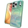 Wielokolorowe etui do telefonu z przezroczystym wykończeniem i okrągłym wzorem na środku, obok którego znajduje się telefon z wyświetlaczem o abstrakcyjnym wzorze w odcieniach złota i różu. Etui ma wycięcia na aparat i przyciski, a jego powierzchnia mieni